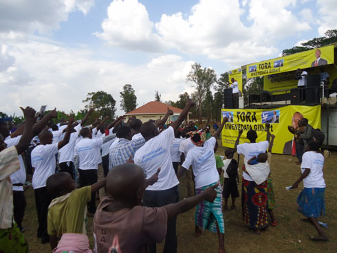 Abitabiriye uku kwiyamamaza bemezaga ko bazatora Mwenedata bamanika hejuru igikumwe.