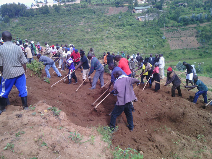 Abitabiriye umuganda basiza ibibanza bizubakirwamo Abanyarwanda birukanywe muri Tanzaniya.