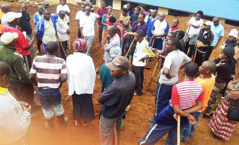 Abitabiriye umuganda bavuga ko gukora umuganda ari ukwiyubakira igihugu kandi buri Munyarwanda wese bikaba bimureba.