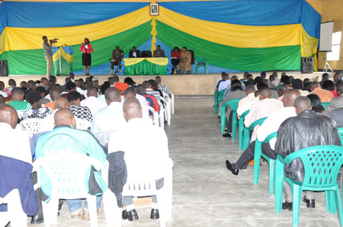 Abitabiriye umwhirero bafite inshingano zo kugeza "Ndi Umunyarwanda" ku baturage.