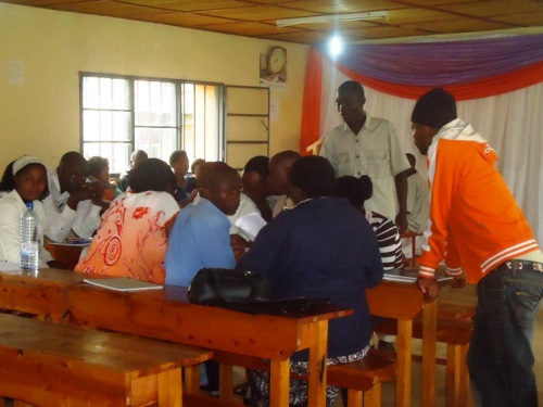 Abitabiriye amahugurwa mu biganiro mu matsinda.