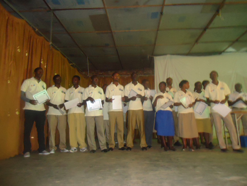 Abitabiriye amarushanwa bose batahanye ibyemezo bibihamya.JPG