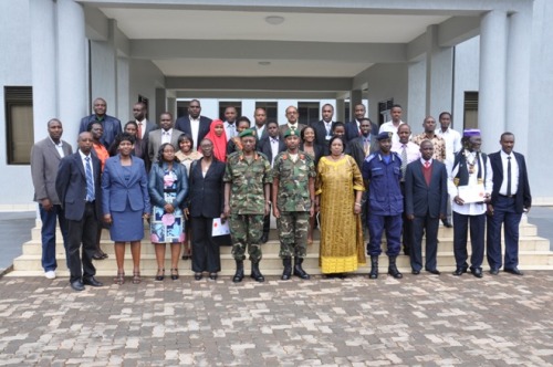 Abitabiriye aya mahugurwa bafata ifoto y