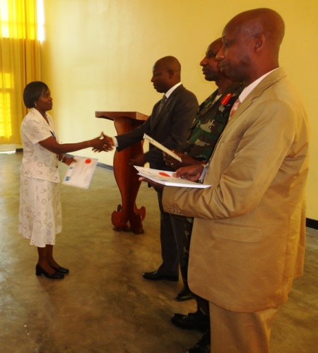 Abitabiriye amahugurwa bahawe impamyabumenyi.