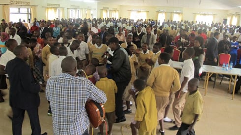 Abitabiriye ibiganiro bageragaho bakidagadura.