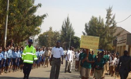 Abitabiriye ibirori bakoze urugendo rwo kwamagana ihohoterwa rikorerwa abana.