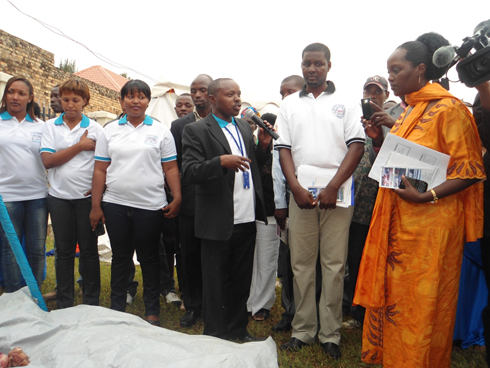 Abitabiriye imurikabikorwa basobanurira umuyobozi w'akarere ka Nyanza wungirije ushinzwe imibereho myiza y'abaturage ibyo bakora. 