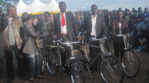 Abitwaye neza bahawe amagare.