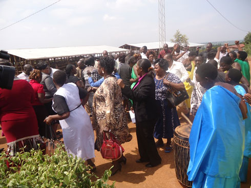 Abo badepite n'abayobozi bari babaherekeje bakigera mu mudugudu wa Nyagatovu basanganijwe imbyino n'indirimbo z'abawutuyemo.