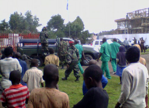 Abo bagabo bazanywe mu modoka ya Military Police. Batatu bari bambaye imyenda y