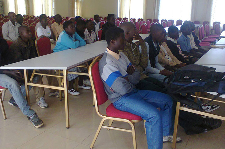 Abanyeshuri bafashijwe basabwe kwiga bashyizho umwete kugira ngo bazigirire akamaro.