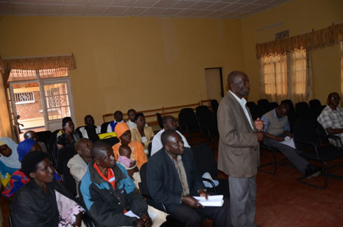 Abaturage bari kugaragaza ikibazo cyabo cyo kurenganywa ku bikorwa byo gukora umuhanda.