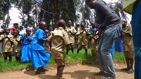 Abo bana bishimye icyo gikorwa bacinya n'akadiho.