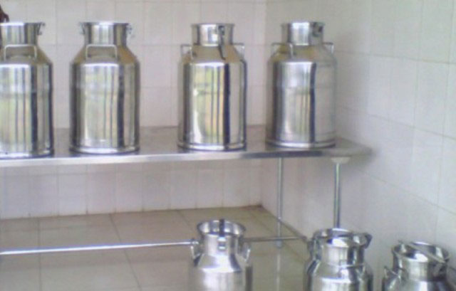 Aborozi bo mu murenge wa Gatebe bavuga ko bakusanyaga amata yabo mu bicuba imodoka ikaza kuyatwara litiro imwe babaha amafaranga y