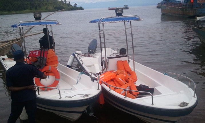 Abwato bwa polisi ikorera mu mazi mu kiyaga cya Kivu.