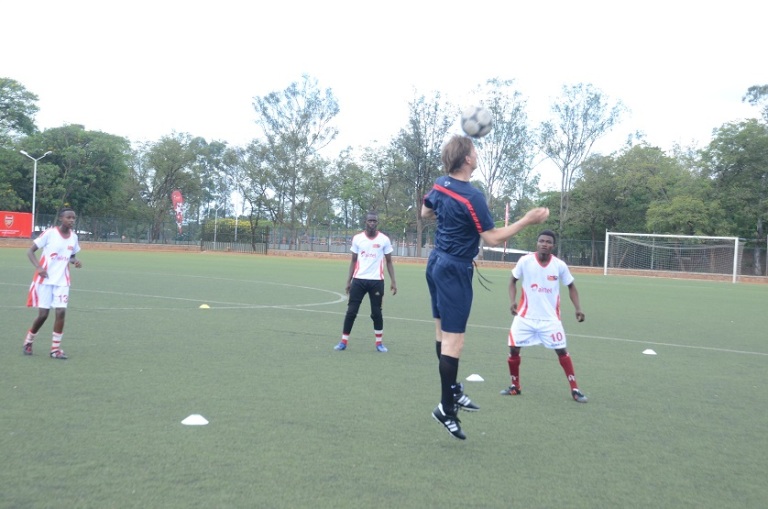 Adams yigishije abana gukina.