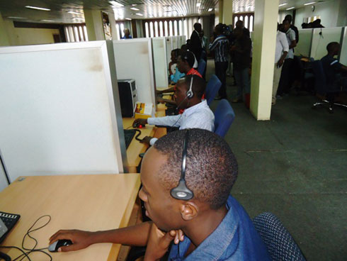 Igihe umuntu ahamagaye nimero ya customer care itishyurwa ya MTN nka 456, 455, 461, yakirwa n'uru rubyiruko ruhugurwa n'ikigo Consultants for Effective Training (CET).