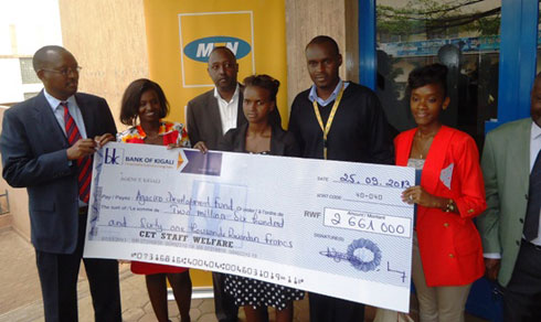 Urubyiruko ruhugurwa na sosiyete CET mu gutanga servisi za MTN, rwahaye sheki ya miliyoni 2.6 abakozi ba MINECOFIN.