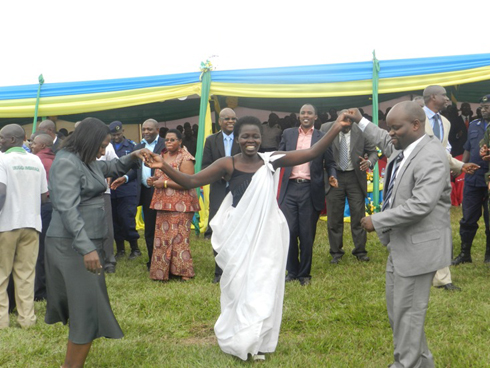 Umwe mu baturage yagaragaje ibyishimo nyuma yo gutanga umusanzu we wo kwikemurira ibibazo.