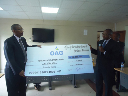 Umugenzuzi mukuru w'imari aha sheki Ministiri w'imari.