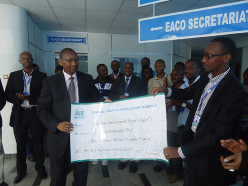 Umuyobozi wa RURA ashyikiriza sheki Ministiri w