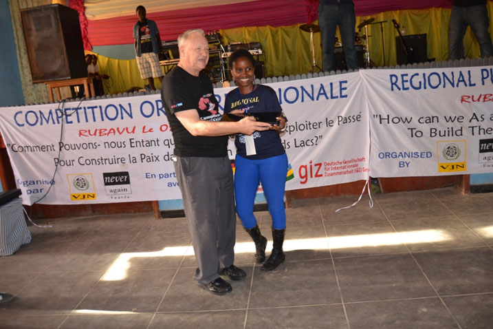 Agatako watsinze mu bavuga icyongereza ashyikirizwa ibihembo na Frère Gabriel washinze Vision Jeunesse Nouvelle.