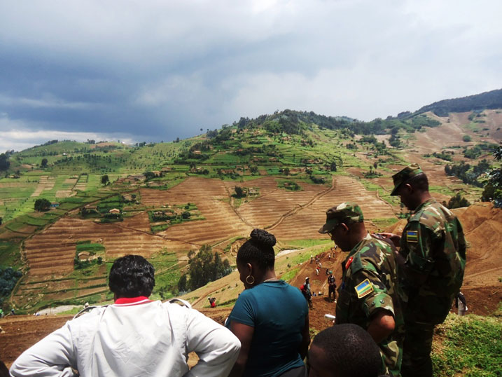 Guverineri Mukandasira (wambaye umweru) yerekwaga amaterasi akorwa mu mirenge ya Rambura na Muringa mu kuzamura ubuhinzi no kurwanya isuri.