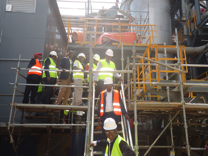 Aha Perezida wa BAD n'itsinda bazanye bari bamaze gusura aho bashyirira gaz methane mu tugunguru.