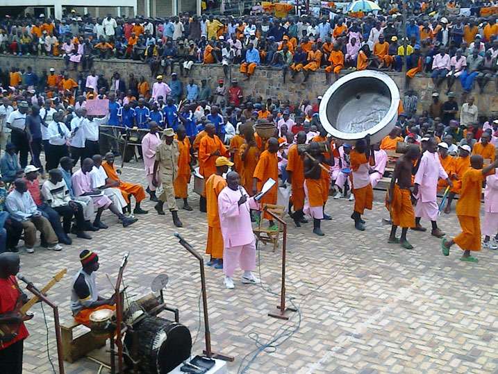 Aha abakora mu gikoni cya gereza ya Nyanza batambutse berekana igisafuriya kinini batekeramo.