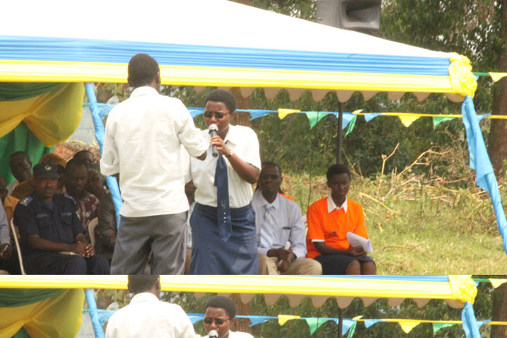 Aha abanyeshuri bakinaga umukino werekana uko ngo abagabo bashukashuka abana mu mayira n