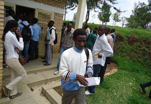 Aha abanyeshuri bari ku karere ka Ruhango barimo kubaza impamvu bo batagezweho.