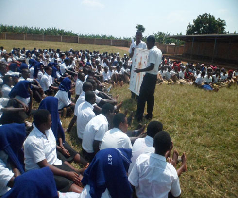 Aha abanyeshuri berekwa uko ibiyobyabwenge bimunga umubiri ku babikoresha.