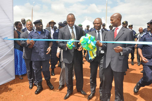 Abayobozi banyuranye bafungura ku mugaragaro ibikorwa by'ishuri Gishari Integrated Polytechnic.