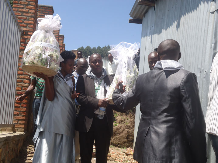 Aha bari bagiye gushyira indabo ahari imibiri y