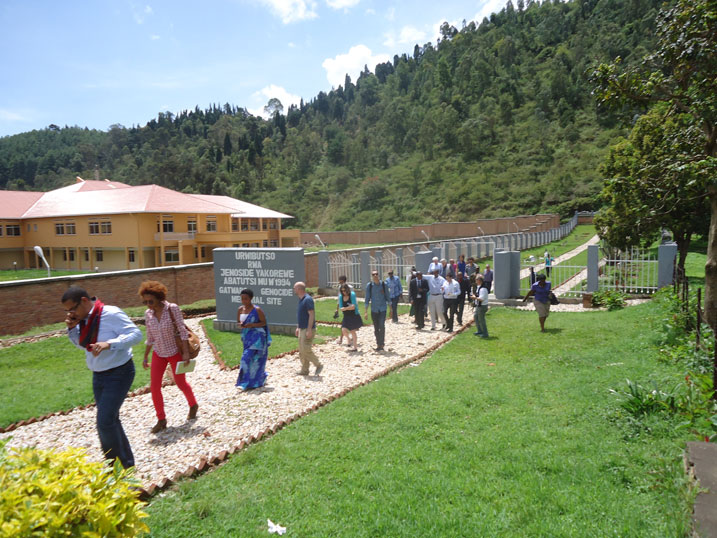 Aha bari bavuye gusurwa urwibutso rwa Jenoside rwa Gatwaro mu Mujyi wa Kibuye.