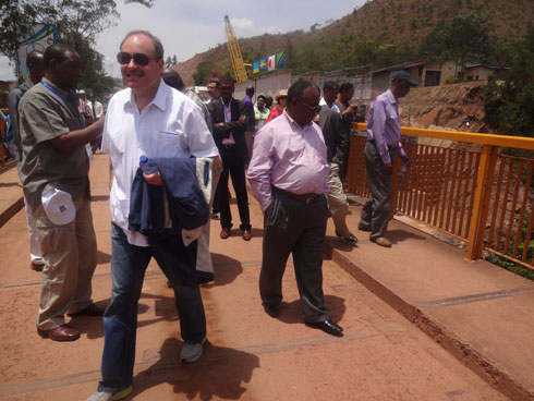 Intumwa zitandukanye zasuye ahazubakwa urugomero ruzatanga amashanyarazi ya megawatt 80 ku mugezi wa Rusumo.