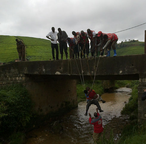 Aha bariga uko batabara uwarohamye mu mazi.