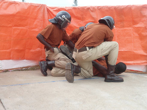 Aha berekanaga ko gufata imfungwa cyangwa umugororwa ufite amahane.