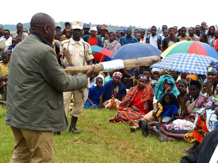 Abaturage benshi bari bitabiriye urubanza beretswe igiti Mudakemwa Pascal yicishije umugore we.