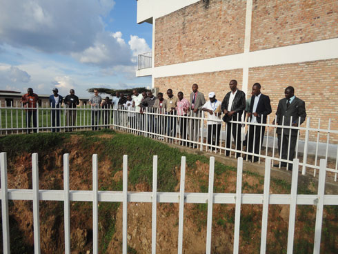 Aha berekwaga kimwe mu byobo byataburuwemo imibiri y'abazize Jenoside yakorewe Abatutsi biciwe i Murambi.