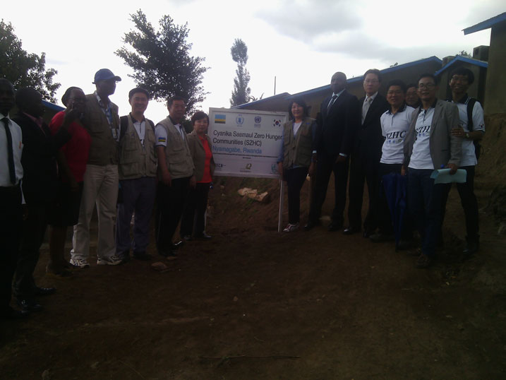 Aha bifotoreje imbere y'amwe mu mazu y'abarokotse Jenoside yakorewe Abatutsi yasanwe.