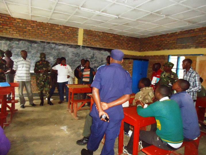 Aha guverineri yari mu ishuri ryigisha ubumenyi ngiro rya Karago aho yatanze ubujyanama butandukanye bwatuma uburezi butera imbere.