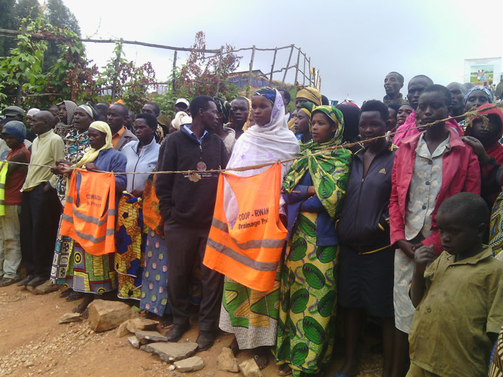 Aha hasanzwe uyu mugozi uvanywaho iyo ikinyabizoga kigiye kwinjira mu nkambi ariko bongeyeho amabuye (hasi) banashyiraho imyenda ya Coop Rwanda.