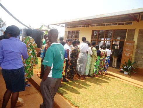 Abagore b'i Nyamasheke, kuri uyu wa 17-09-2013, babyukiye mu gikorwa cyo gutora Abadepite bazabahagararira.