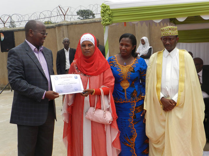 Aha minisitiri Musoni aratanga inyemezabumenyi ku bagore bigishijwe gucunga imishinga iciriritse mu ishuri Ukwigira training center.