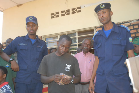 Uwurukundo asubizwa amafaranga ye n'abapolisi bakorera kuri station ya Nzige.
