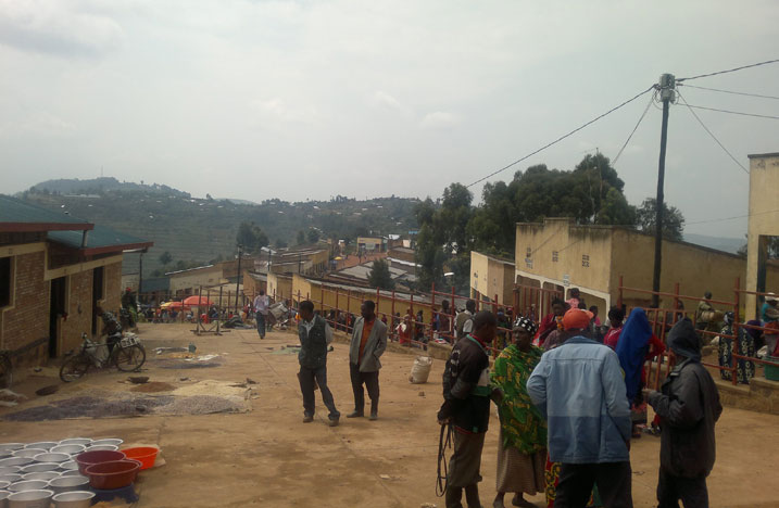 Aha ni muri santere ya Kivuye. Abaturage bahamya ko aho amashanyarazi ahagereye bajijutse ndetse n'imirimo yabo irushaho kubahesha inyungu.