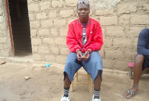 Aha twasanze Sebera amazi kwitegura kugirango ajyane aba bana gusenga.