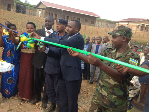 Aha umuyobozi w'akarere Mugisha Philbert afatanije n'izindi nzego zitandukanye bafunguraga ikigo nderabuzima cya Buruhukiro.