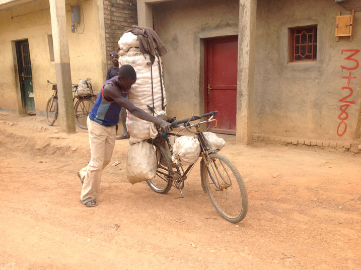 Aha yari afashe urugendo yerekeza mu mujyi wa Nyamagabe ava mu murenge wa Gatare.